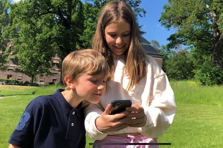 Mysteriet i Parken - barn med app. Foto: Fredrik Tegnér