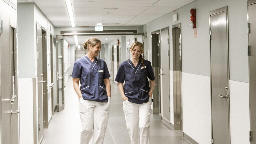 På bilden ser vi BB S:t Görans verksamhetschef Malin Thorsell och vårdenhetschef Hanne Fjellvang, redo att öppna upp BB S:t Göran den 1 april 2023.
